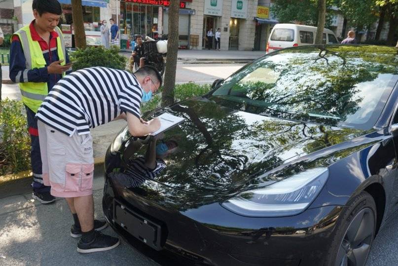 特斯拉交车，收起精英式傲慢？