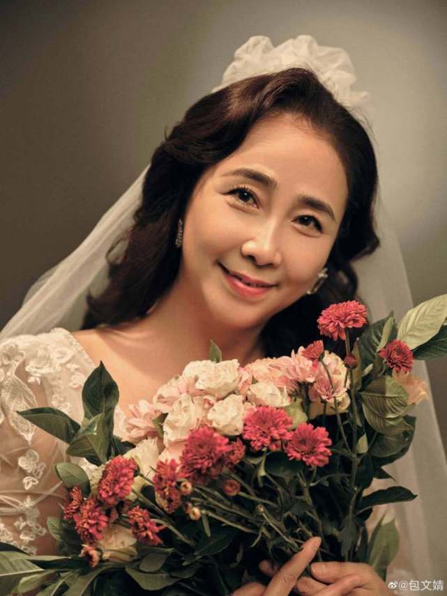 包文婧晒父母婚纱照，妈妈温柔知性，爸爸被赞比女婿包贝尔帅太多