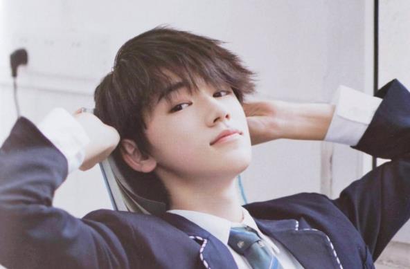 “小升初”后学校要求统一发型，看了标准发型后，学生表示拒绝