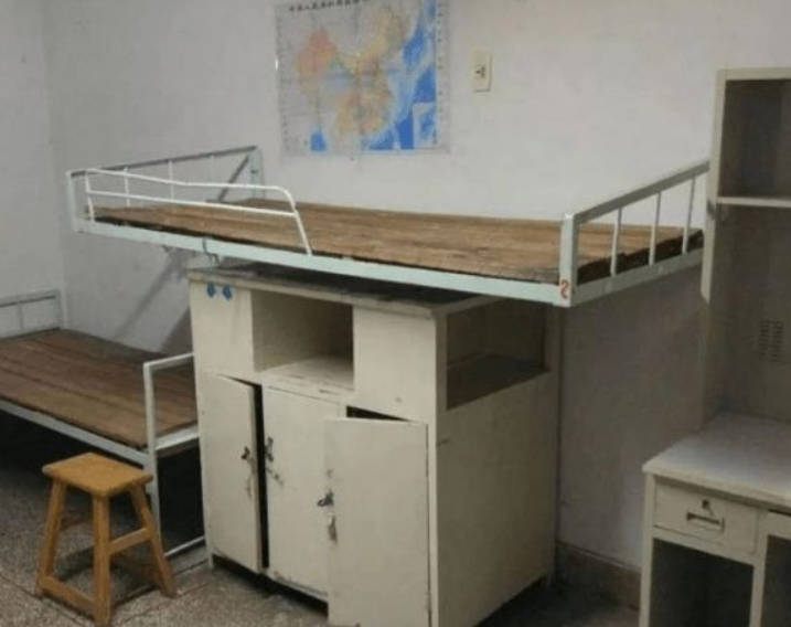 全国“寒碜”大学宿舍走红，环境堪比荒野求生，部分图片引起不适