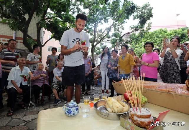 哪些nba球星有中国血统(NBA现役唯一有中国血统的球员！曾来深圳认亲，名称已被写入家谱)