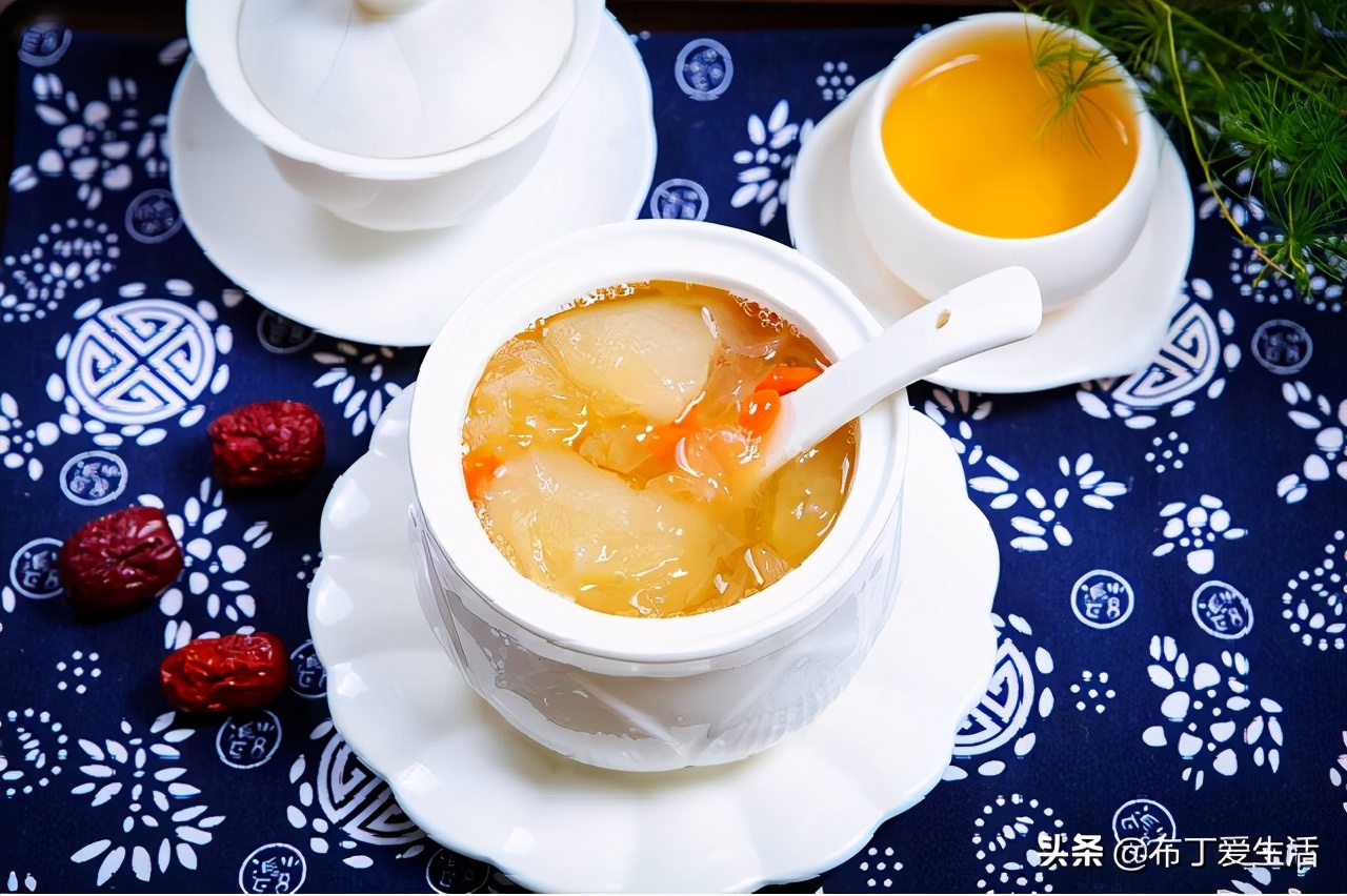 秋冬吃荸荠好处多，巧加4种食材煮一锅，绵稠香甜好喝，补水去燥