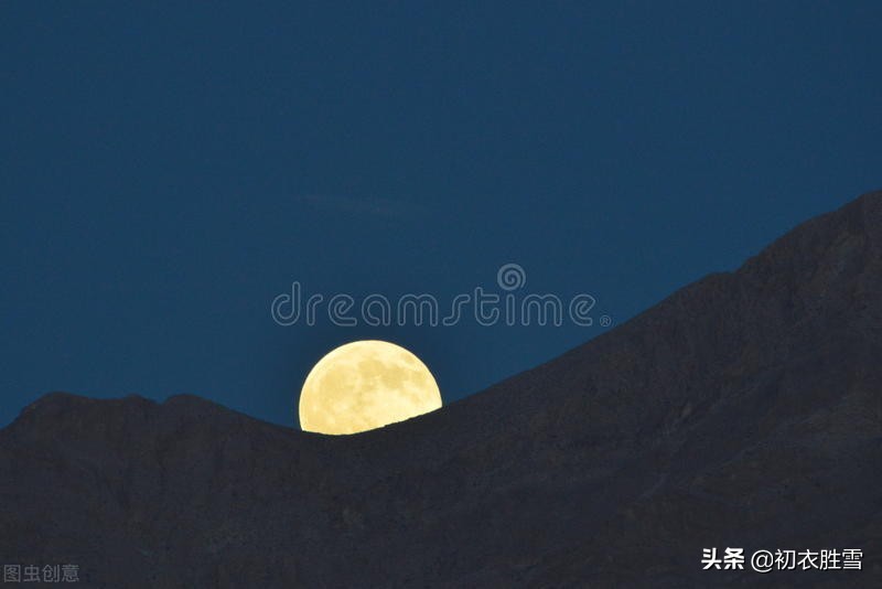 美丽的仲夏月亮诗词五首：夏半月团圆，月照平沙夏夜霜