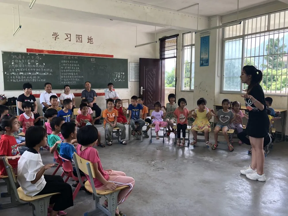 南宁市第一职业技术学校关工委成员代表赴马山县永州镇平山村开展关爱平山村小学送爱心活动