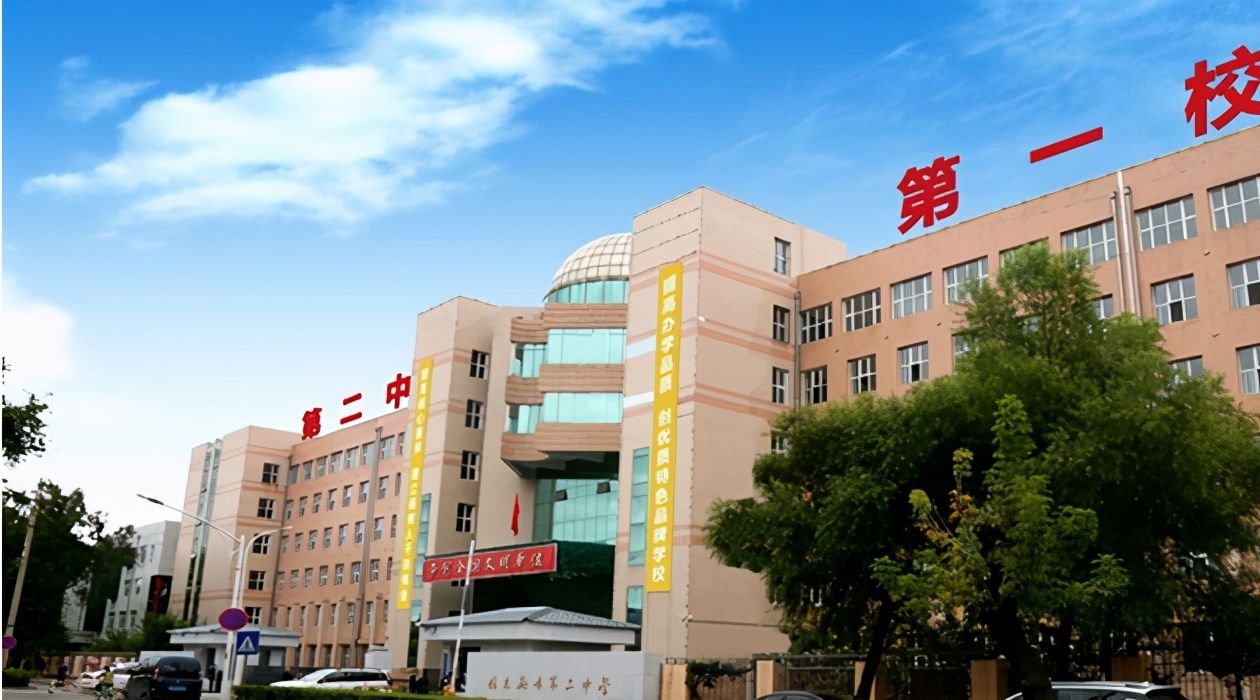 黑龙江佳木斯市这四所重点中学，教学设备先进，学校环境宜人