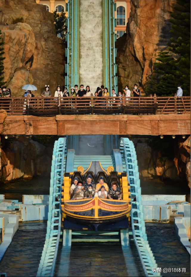 皮!全红婵长隆玩激流勇进,谢思埸掀掉她雨衣帽子,红姐淋成落汤鸡