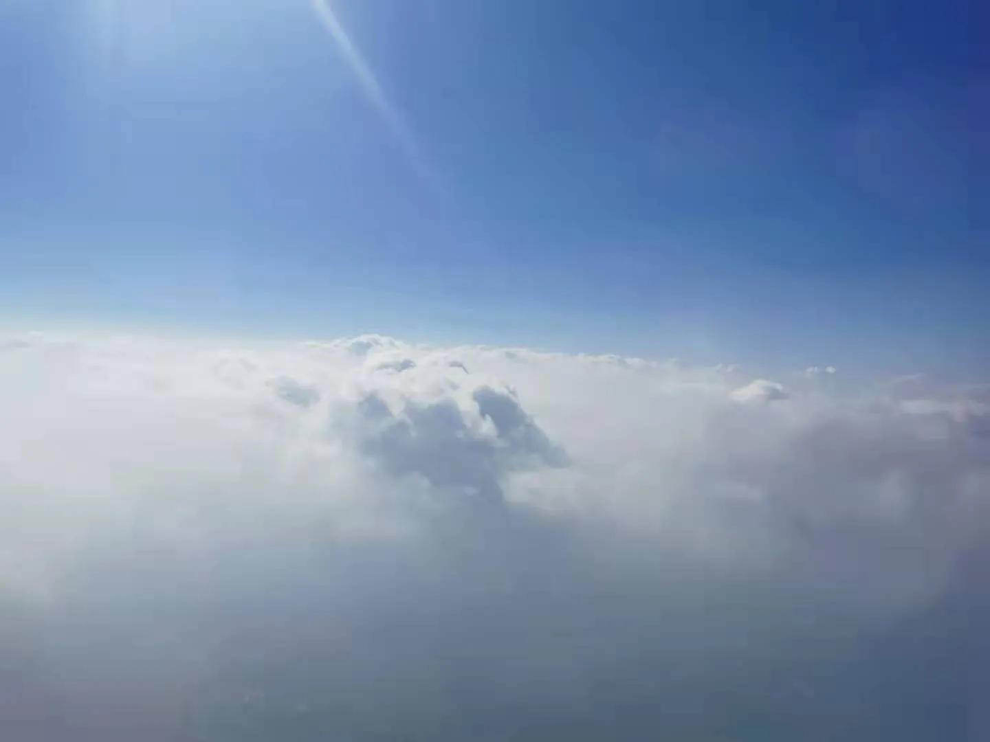 飞机上空的蓝天白云