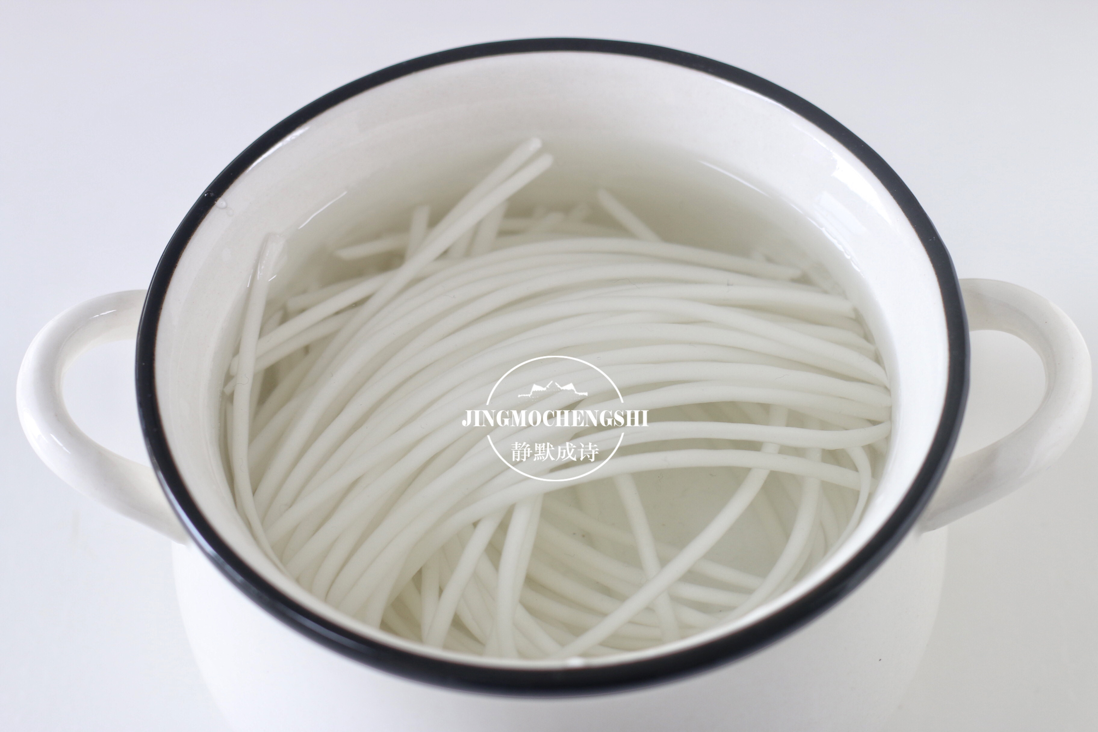 蒜黄这个做法真香，我家冬天餐桌上出现频率最高，比白菜还受欢迎