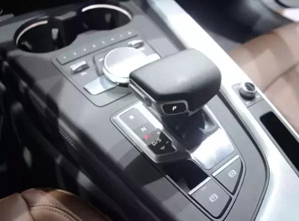 豪华品牌车|奔驰C200L、宝马320Li和奥迪A4L,如何选择呢?