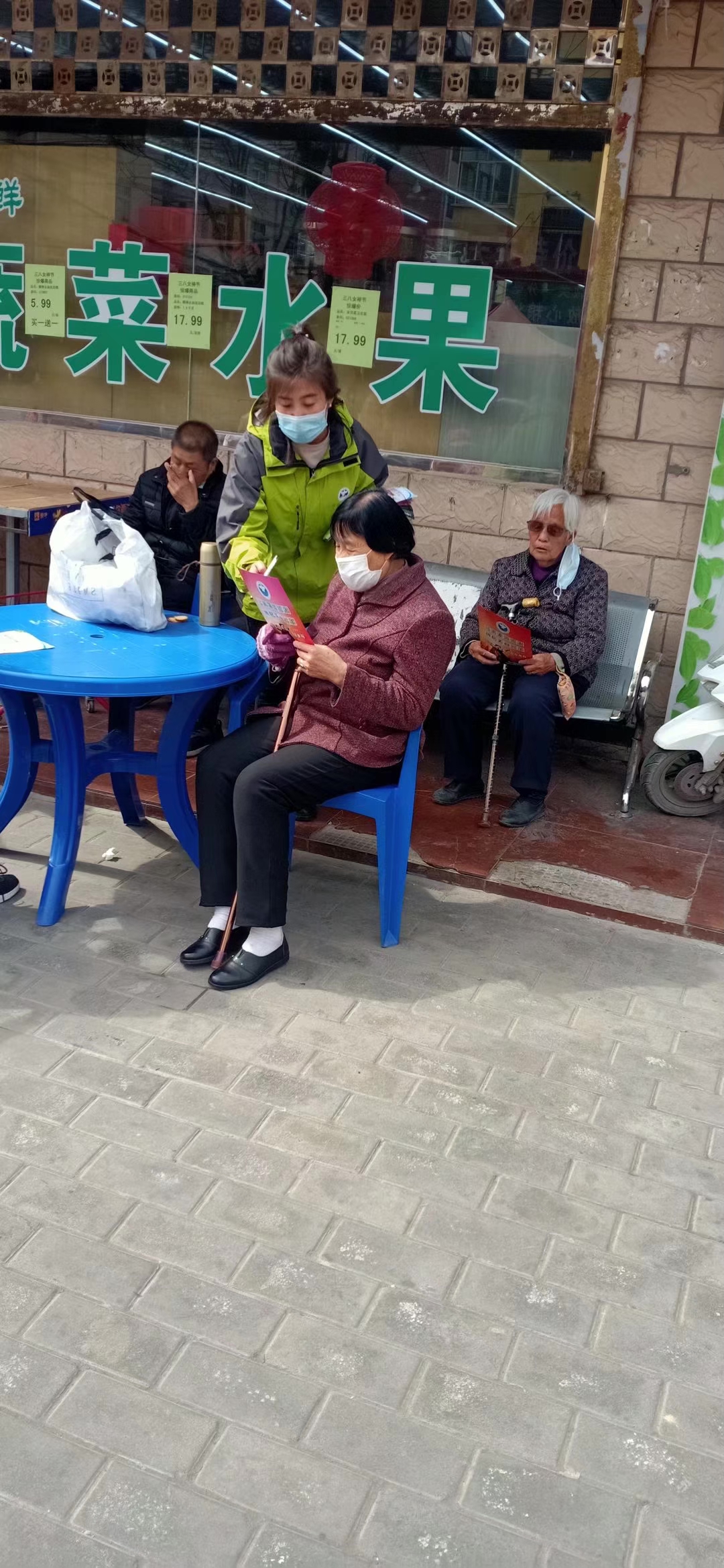 铜川市公安局印台分局印台派出所：禁毒宣传进市场 筑牢无毒安全墙