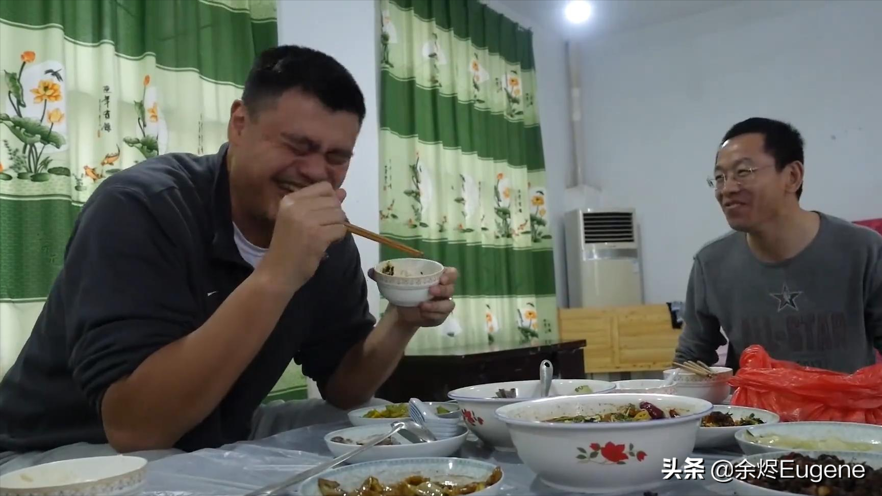 姚明纪录片在线观看(真实纪录片！休赛期姚明走遍农村小学，住教室废弃烟囱洗澡)