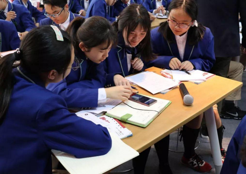 公立学校VS私立学校，培养出的学生差距明显，家长不要选错