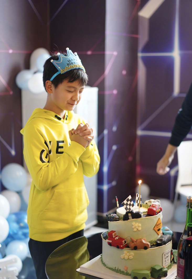 小亮仔10岁生日，田亮全家开赛车庆祝，网友却森碟森碗傻傻分不清