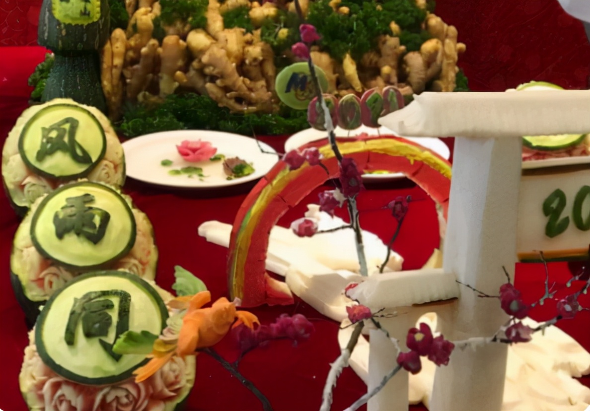 高校大学食堂火了，画风奇特引热议，学生：吃个饭好像要把人送走