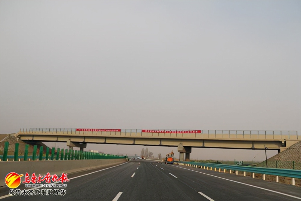 新疆首座高速公路装配式立交桥主体完工