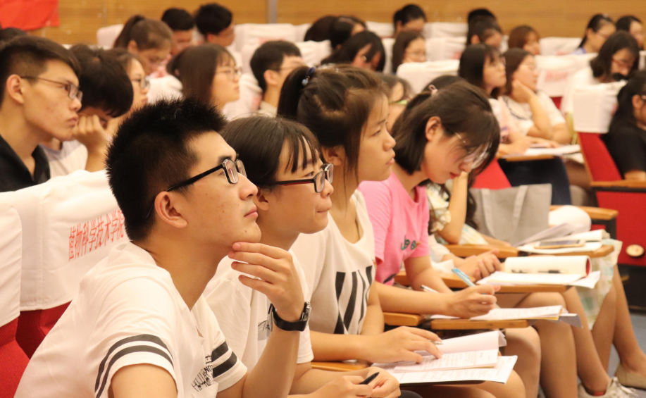 辅导员忠告，大一新生尽量申请入党，否则就业后难度会增大