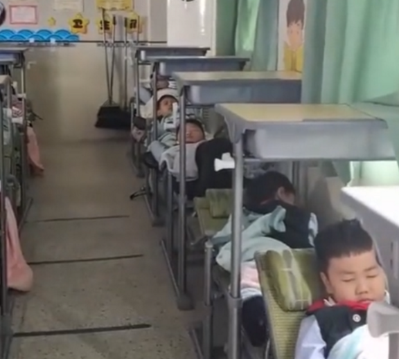 学校出现新课桌椅“懒人躺”，在教室也能躺着睡觉，小学生真幸福