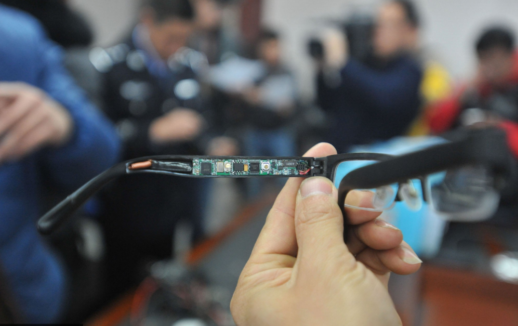 高考生作弊新方法，拍考题上传软件，网友：真是智商堪忧