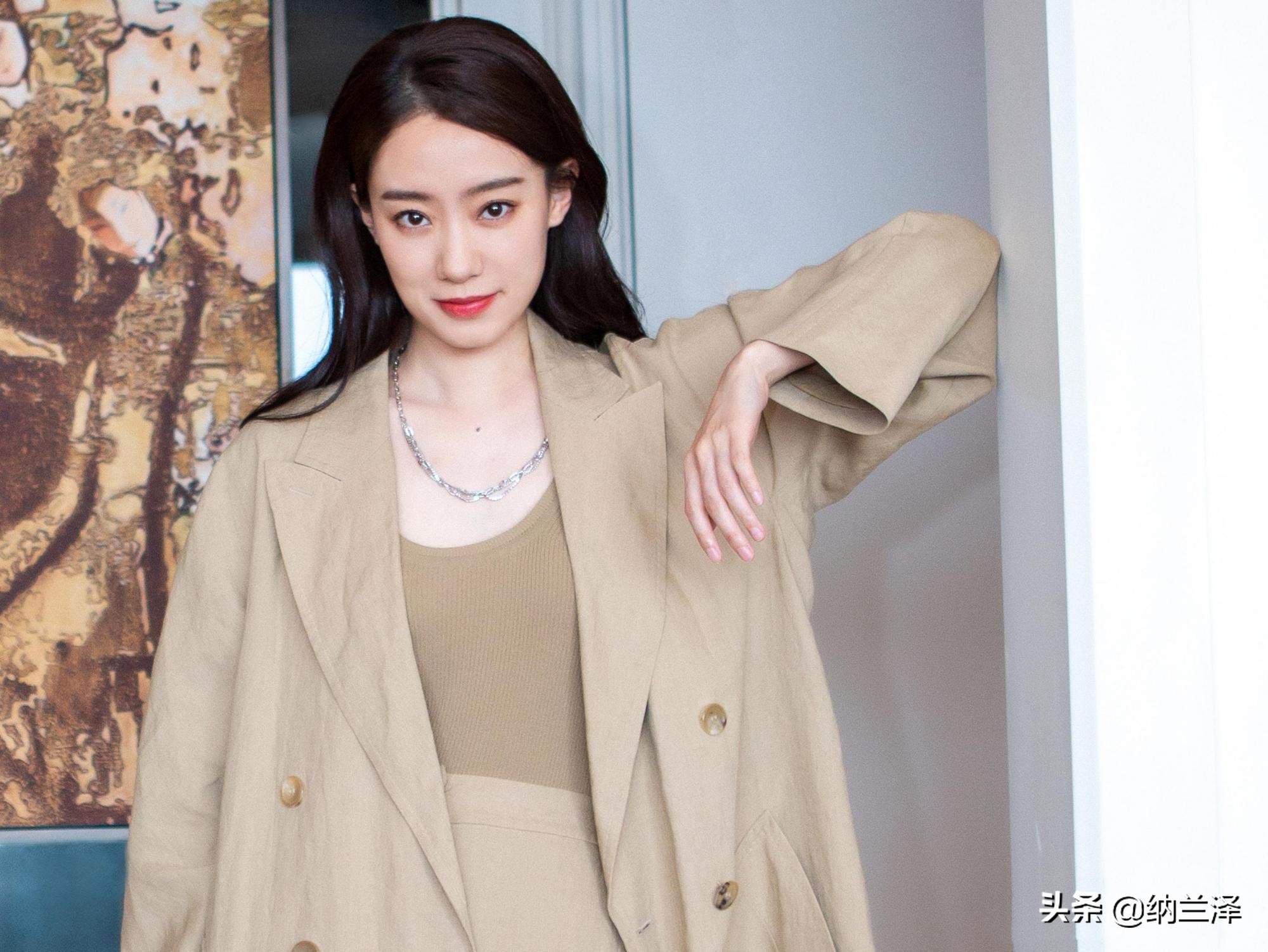张小斐说永远不会离开大碗娱乐,却和赵丽颖成了同事,咋回事?