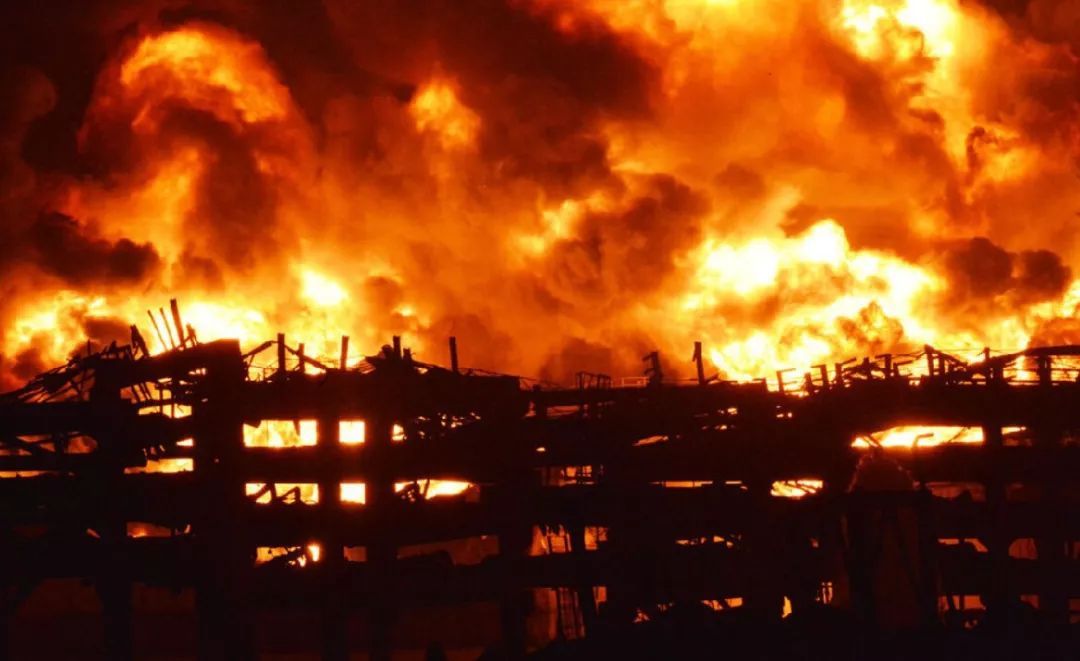 天启大爆炸:街上行人的衣服鞋袜全炸飞了,人没事!简直匪夷所思