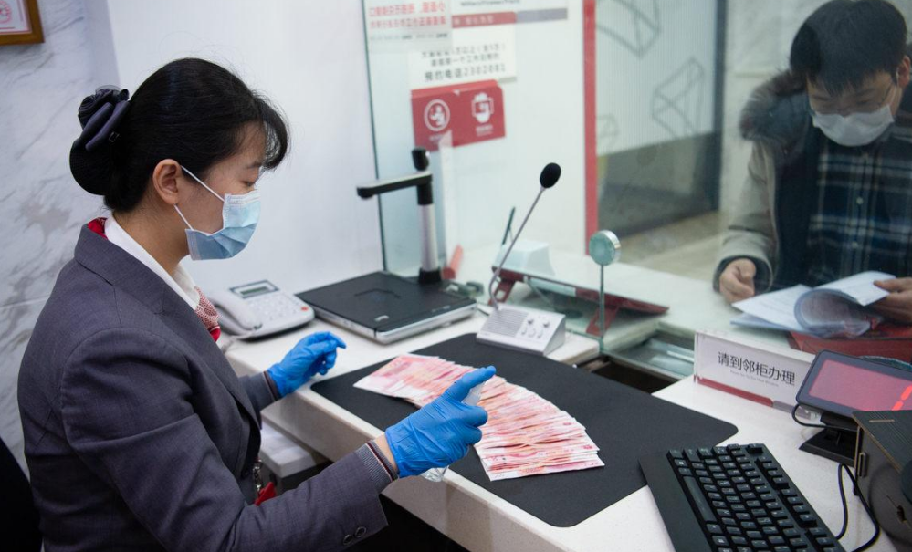 礼拜天银行上班吗(铁饭碗) - a叁贰零