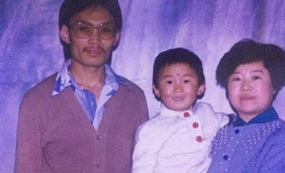 其貌不扬却被星爷看中，被谢娜力捧，综艺咖杨迪的不幸与幸