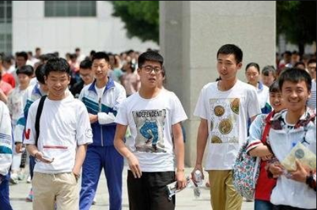 为啥高考不能穿“校服”，怕被有心之人利用？班主任说出其中原因