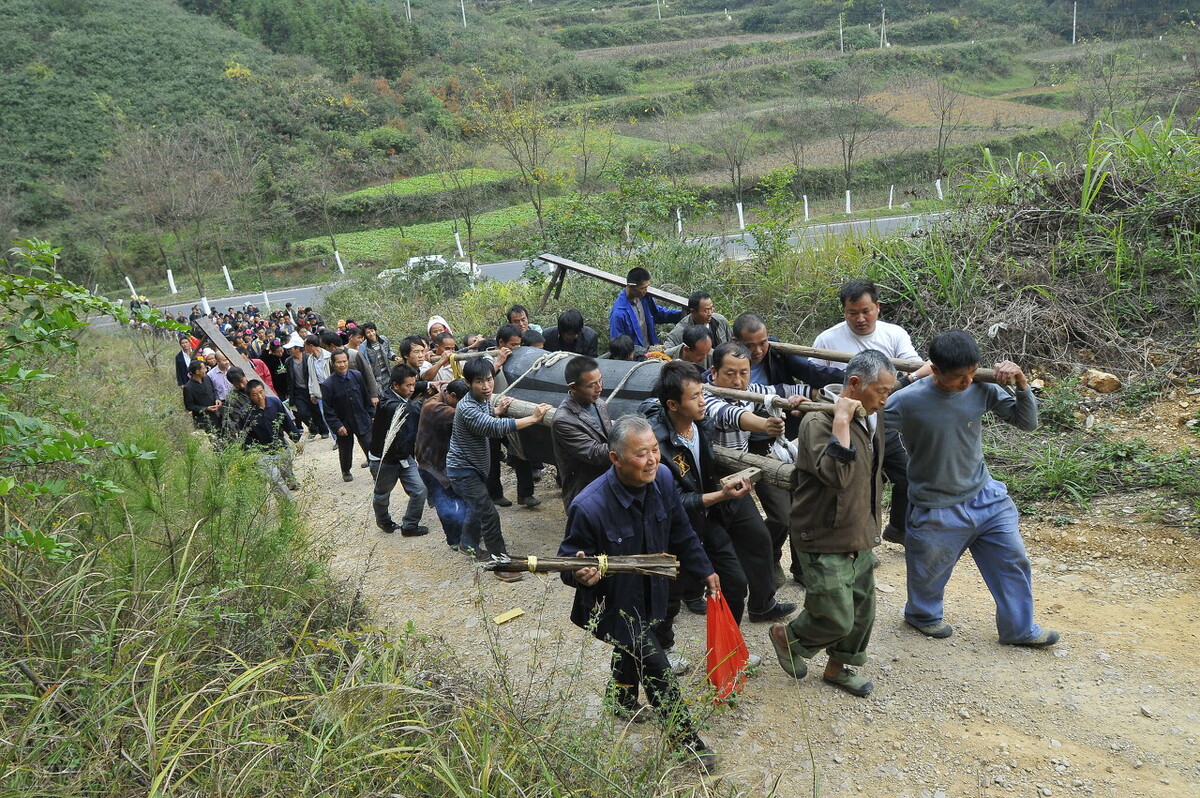 农村俗语“冷棺莫入村，热孝莫登门”，啥意思？老话有道理吗？