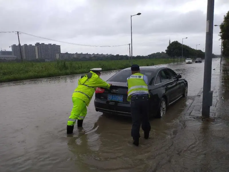 暴雨中的这四个动作，帅