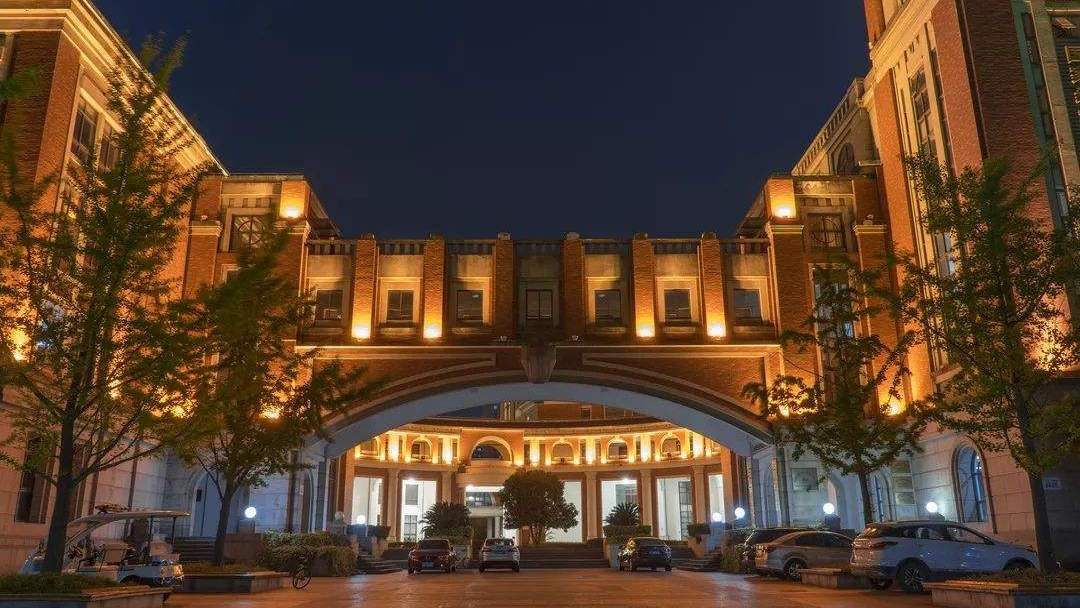 这所理工院校位于上海，比较适合中等考生，就业前景不输名校