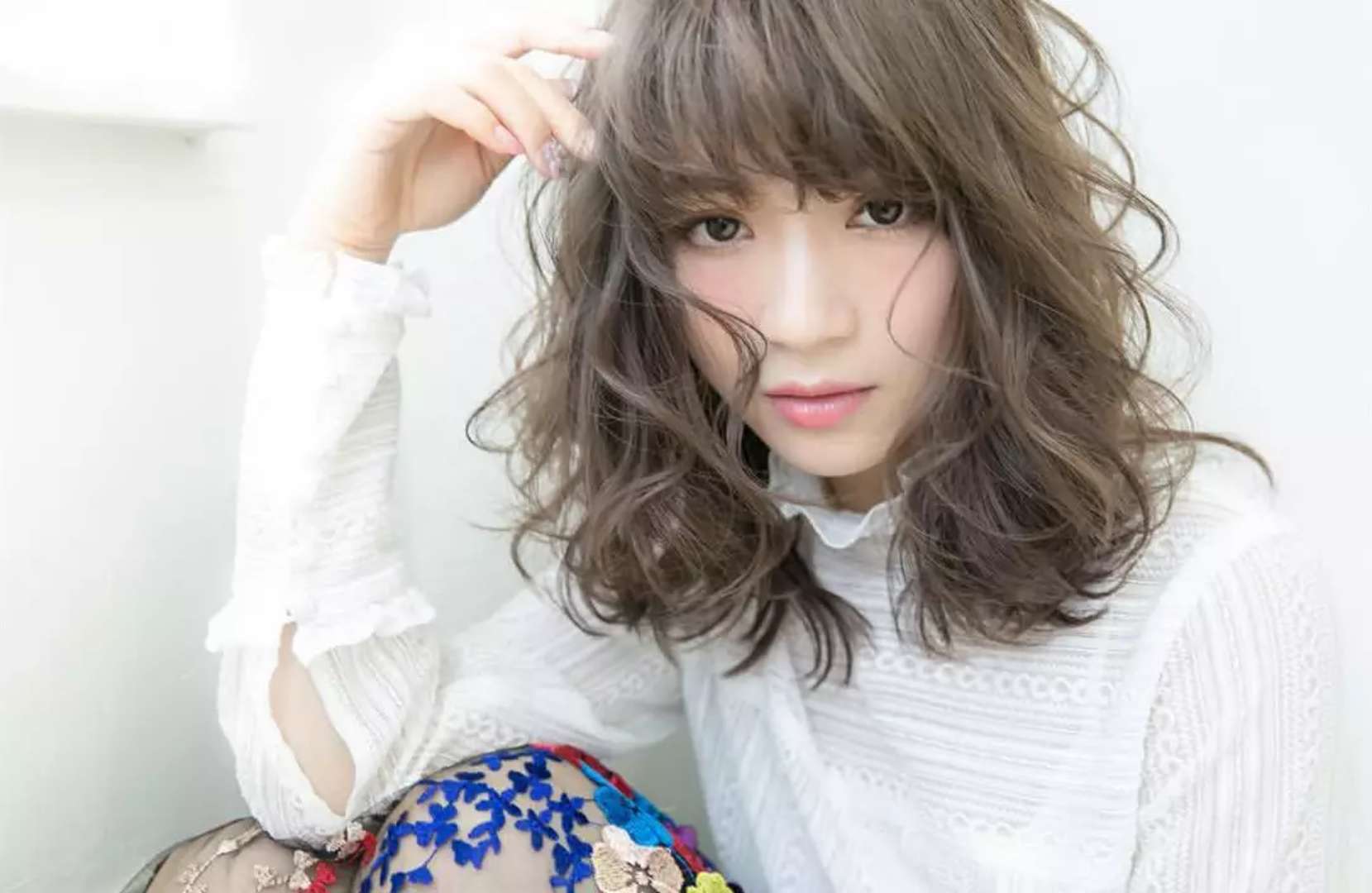 烫发后用弹力素还是护发精油好？千万别用错，打理造型只需三招