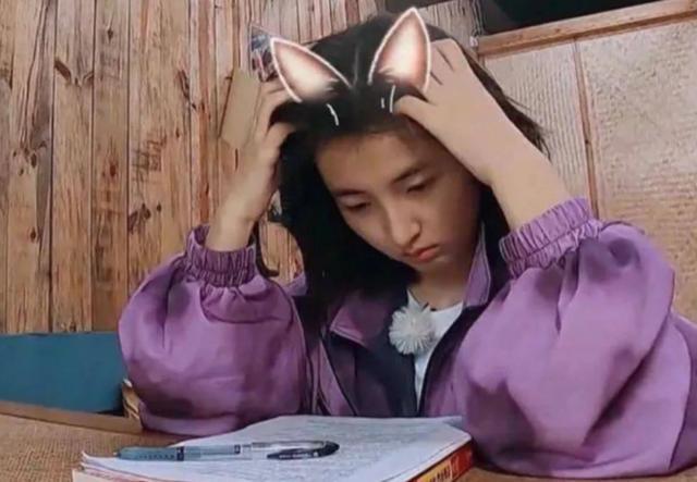 艺考北电第三的张子枫现身，包裹严实似心情低落，文化课不足400