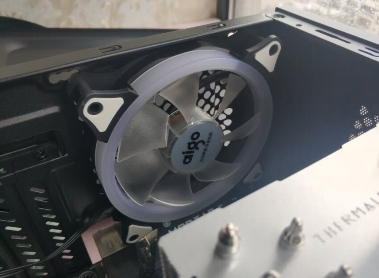 功能,采用了硅胶防震设计,这款爱国者机箱风扇在使用过程中就更省心