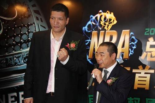 中国nba总冠军戒指有哪些(NBA冠军戒指的冷知识：15勇士冠戒值700万，中国第一个拿戒指是他)