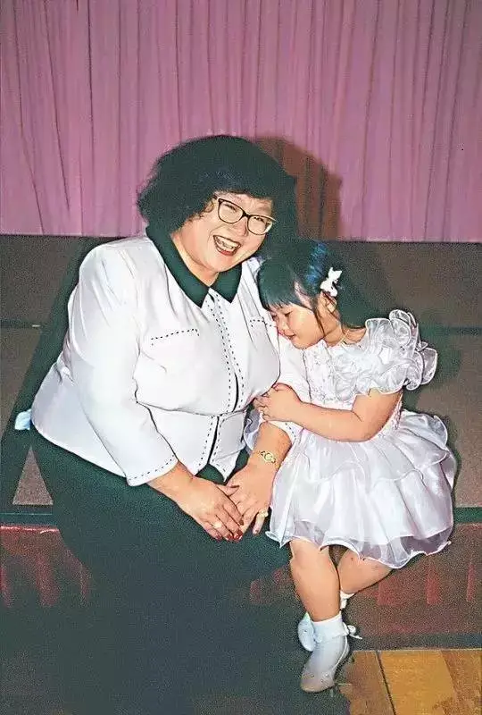沈殿霞去世13年，女儿继承6000万遗产，34岁的她终明白妈妈的用心