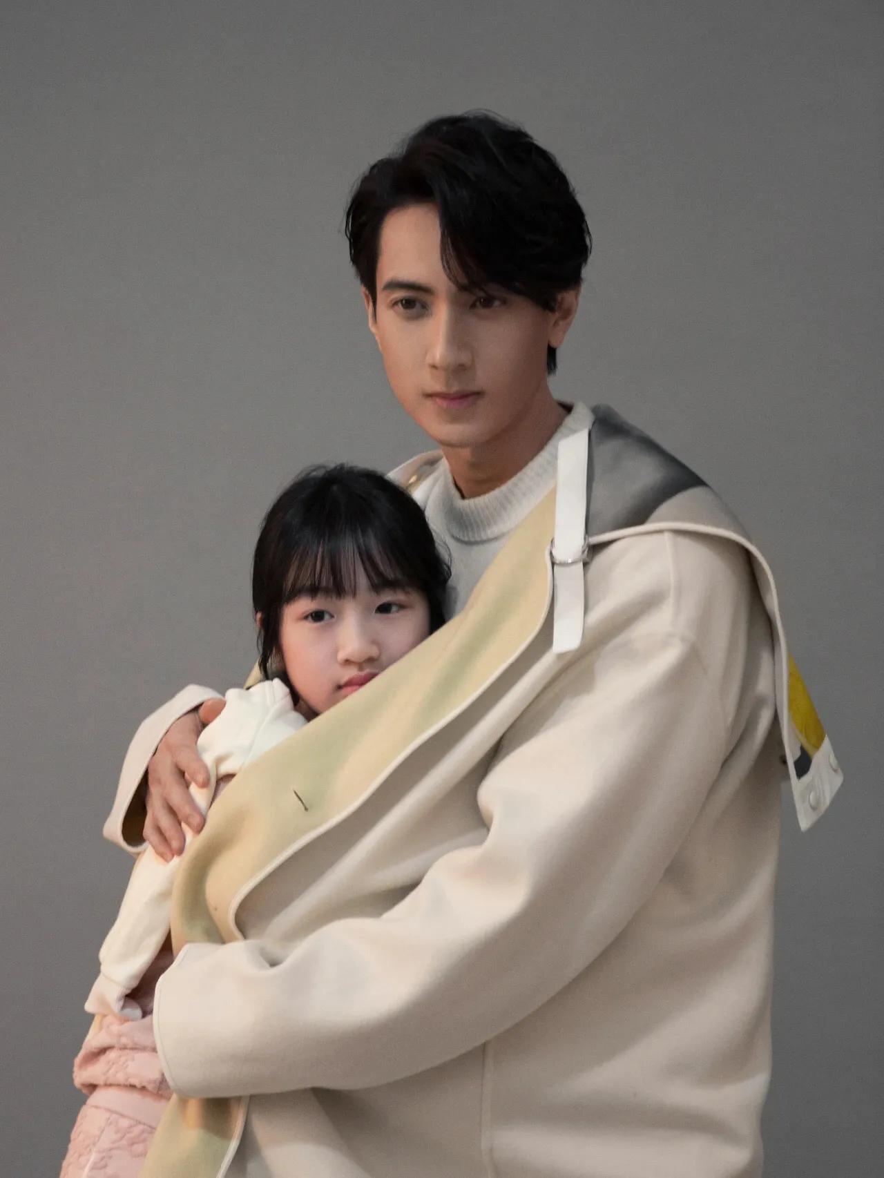 吴尊和儿女戴黑框眼镜拍大片，8岁max变圆润，五官和爸爸一模一样