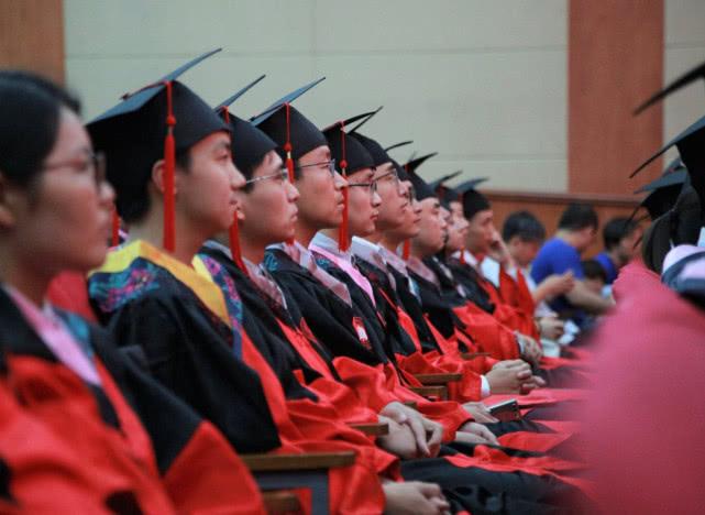 博士毕业大约多少岁？毕业后到手“薪资”高吗？网友：好好读书吧