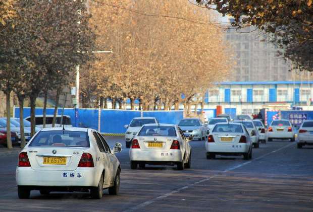 科目三直线行驶还跑偏？做好这3点，学会微调整技巧，真简单