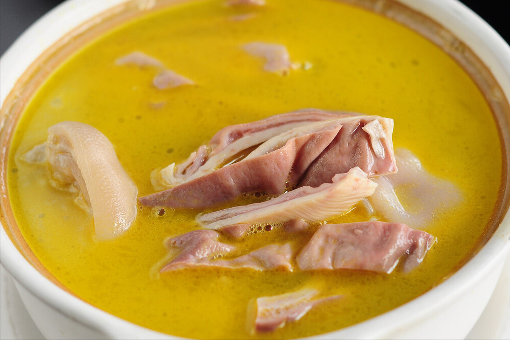 广东人煲猪肚汤有诀窍，别只会焯水，再多加1步，香浓奶白无腥味