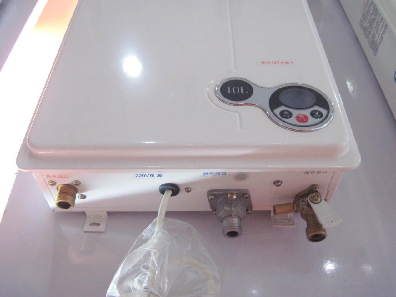 燃气热水器装阳台，冬天不用，可不能大意：不管也不关水箱进水阀