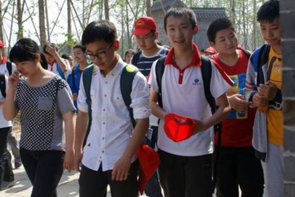 大学生坐火车能享受半价票，初中生为何要买全票？和学历没啥关系