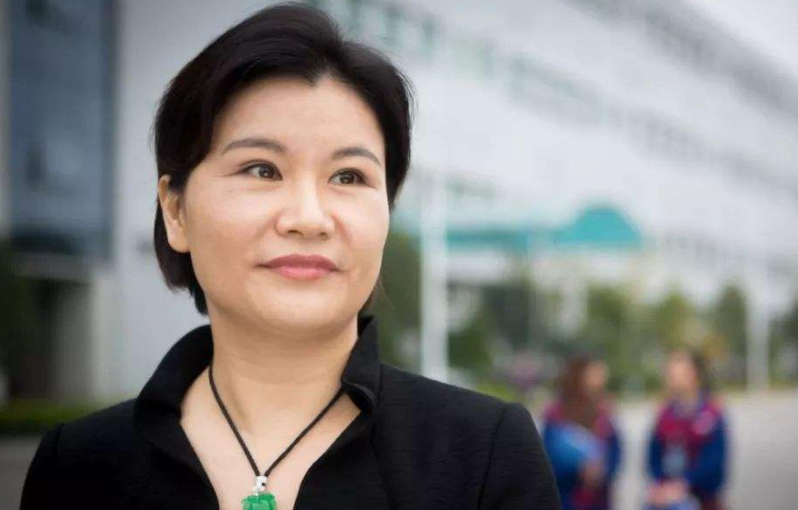 她用99亿美元抢走苹果供应商成为湖南女性的首位，用一块玻璃拥有近千亿户人家。