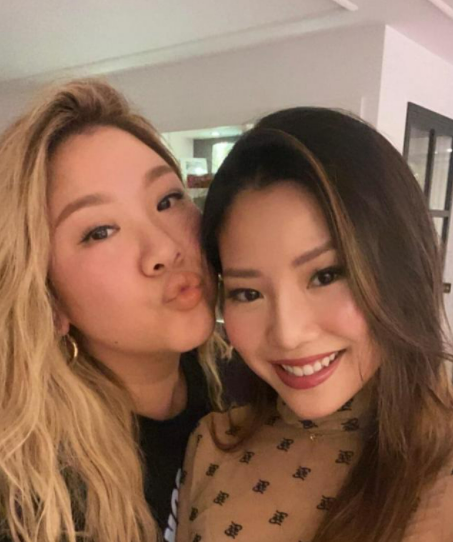 郑少秋的小女儿郑咏曦应该是他的四个女儿里养得最"成功"的一个.