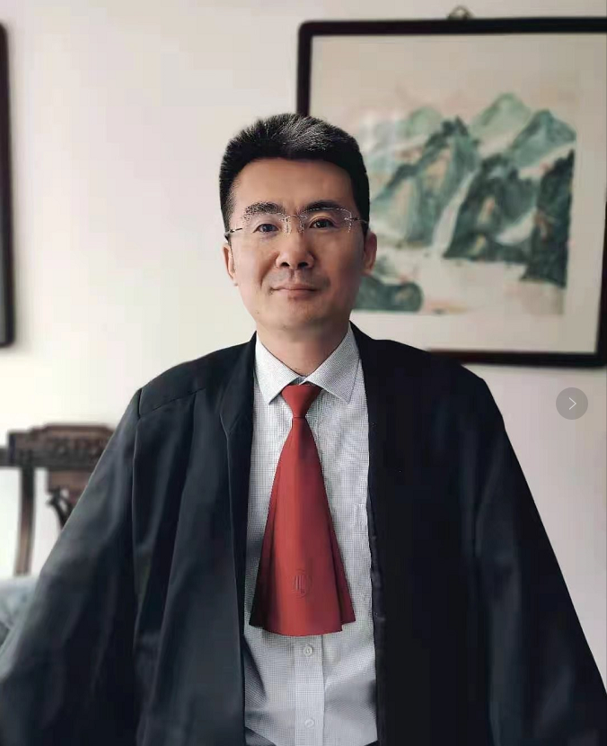 维护公平正义，恪守职业道德