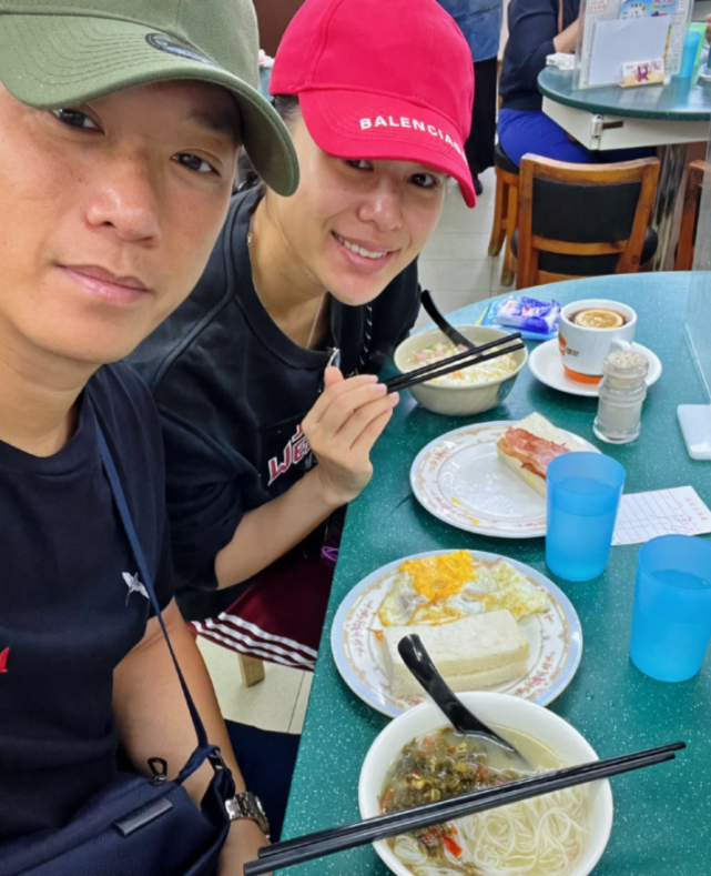 李乘德夫妇共度周末！两人吃路边摊超接地气，41岁胡杏儿素颜显老