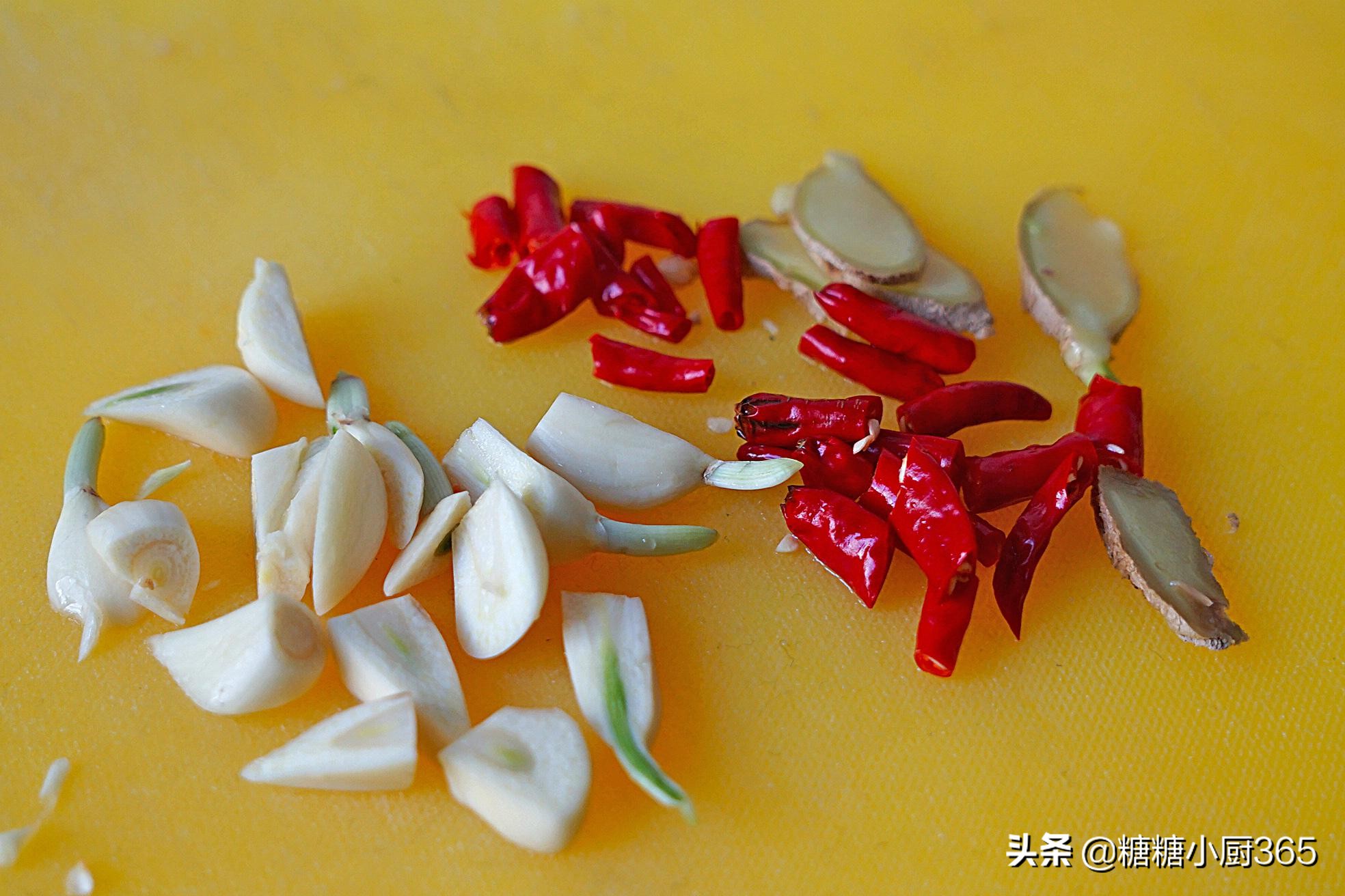 干豆角最爱这样吃，炖满满一锅，香味四溢好解馋，两碗米饭打不住