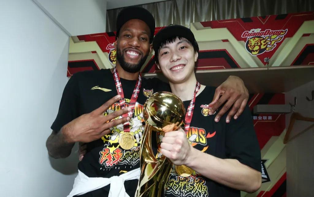 周鹏为什么不参加nba(FMVP仍存争议，媒体算出结果与往年一致，球迷总结周鹏落选原因)