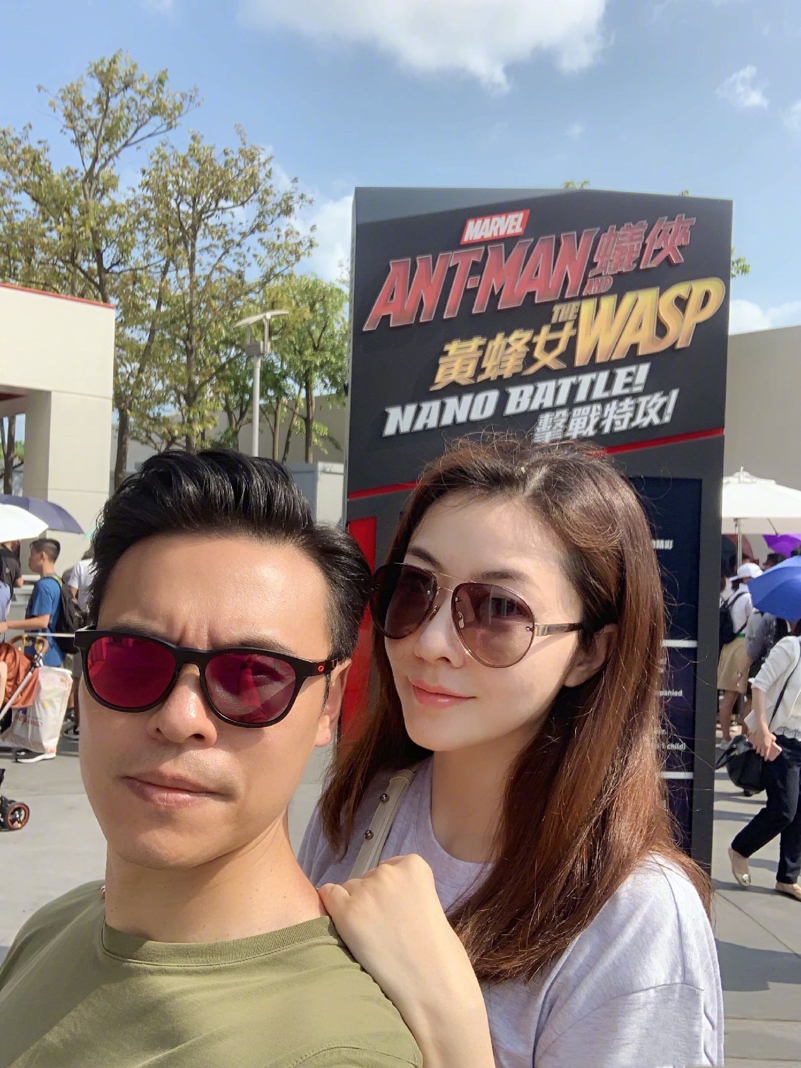 郭可颂晒全家福为熊黛林庆生，双胞胎女儿可爱出镜，夫妻甜蜜依偎