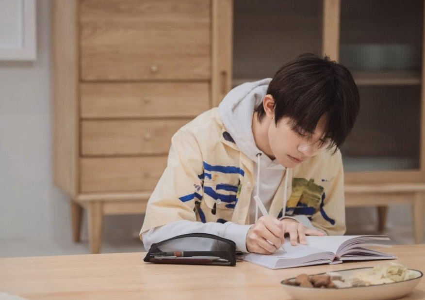 吉大女生无心上课，原来是一男生撞脸易烊千玺，网友：如本尊驾到