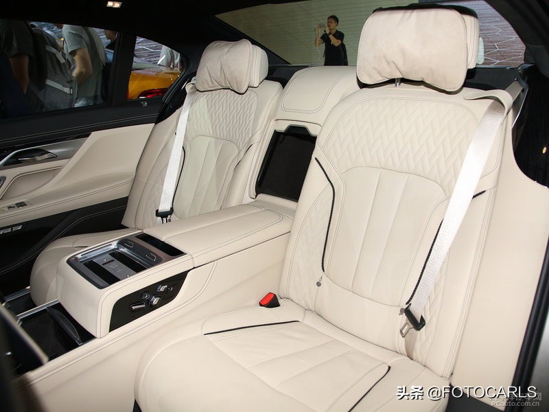 宝马M760Li 6.6T V12实拍，炭黑极富磨砂质感，宝马史上最快加速